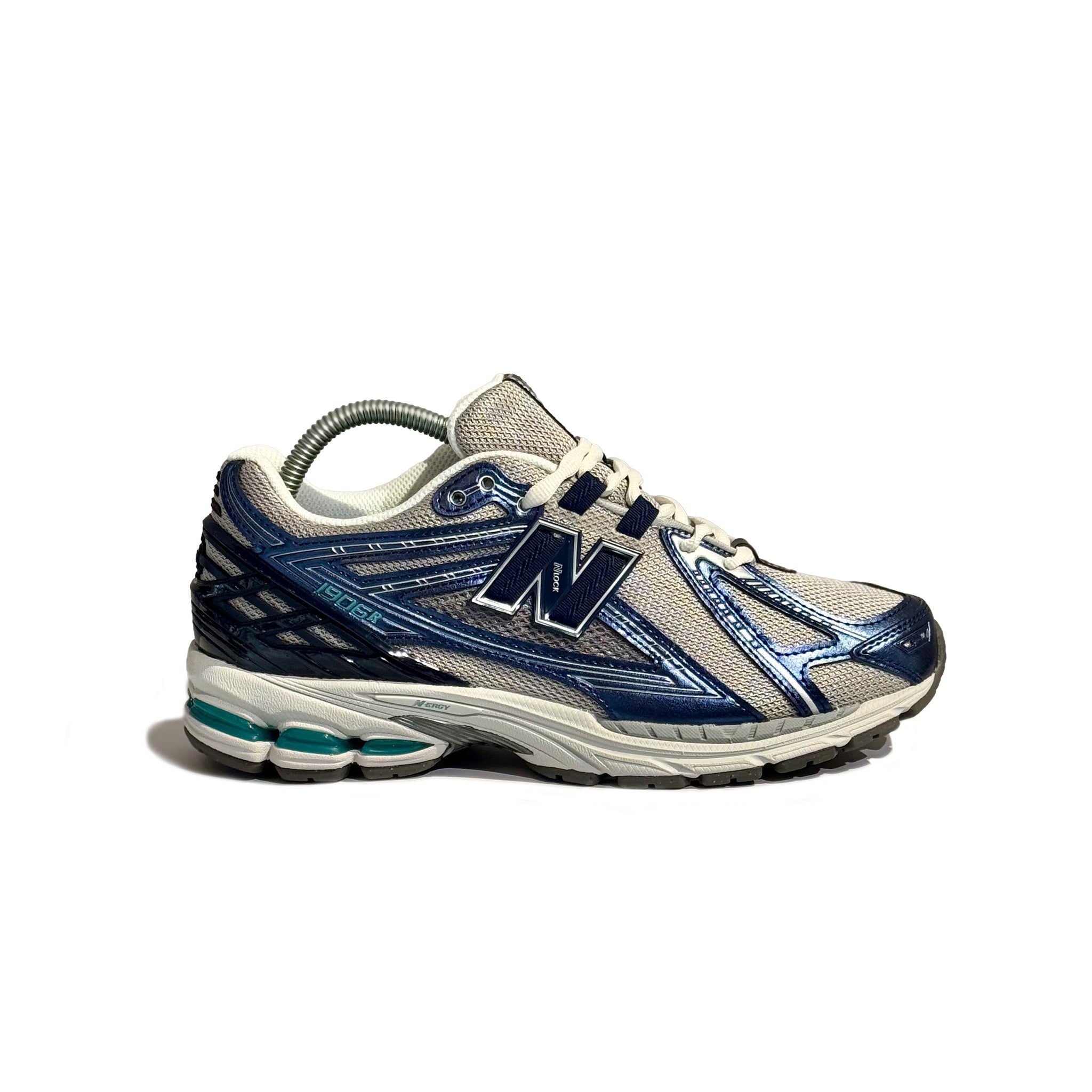 NewBalance1906Rwit_blauw_1_696a0bfc-a578-49a8-85a6-b4b0192f845a.jpg