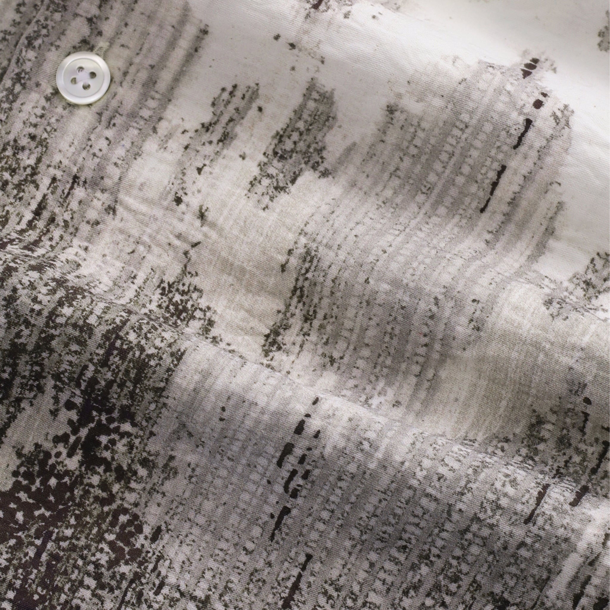 quinsy_ss_black_print3_1ac5859c-c077-4c02-9280-92a13167cdca.jpg