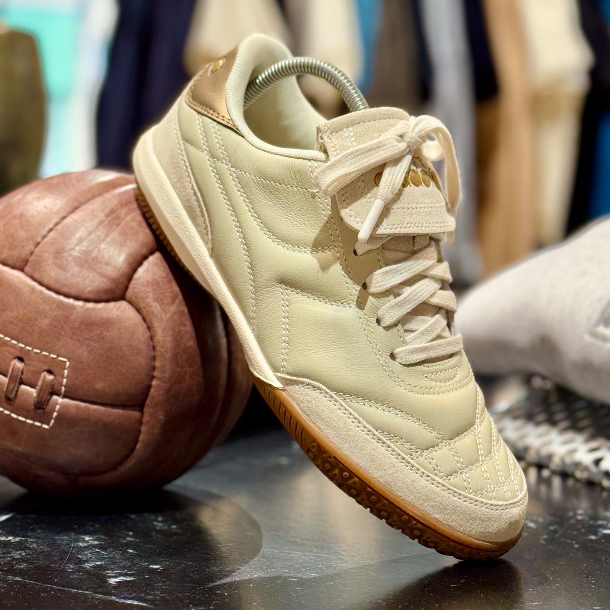 Diadora_indoor_a37aa3e0-b18c-487d-b48c-74a28ef5ae10.jpg